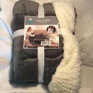 Comfort Bay Cozy Cuddler 50 in x 60 in‎ throw with 14 in pocket